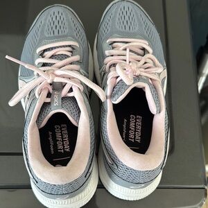 ASICS Women's Gray and Pink Running Shoes. New Never won. Box missing.